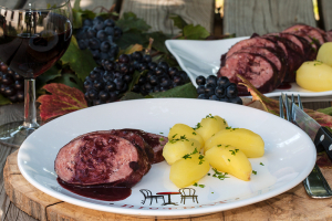 Saucisson de Lyon à la sauce au vin rouge