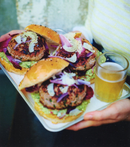Burgers de veau pimenté et purée d’avocats