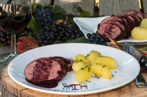 Saucisson de Lyon à la sauce au vin rouge